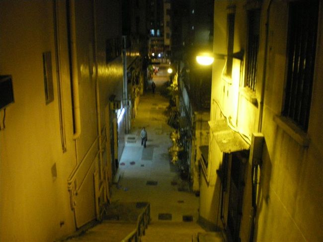 裏路地に入ると人気がなく結構怖い。