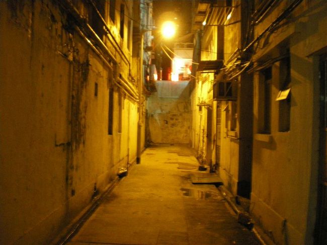 少し大通りを外れ裏路地に入ると、こんな感じ。