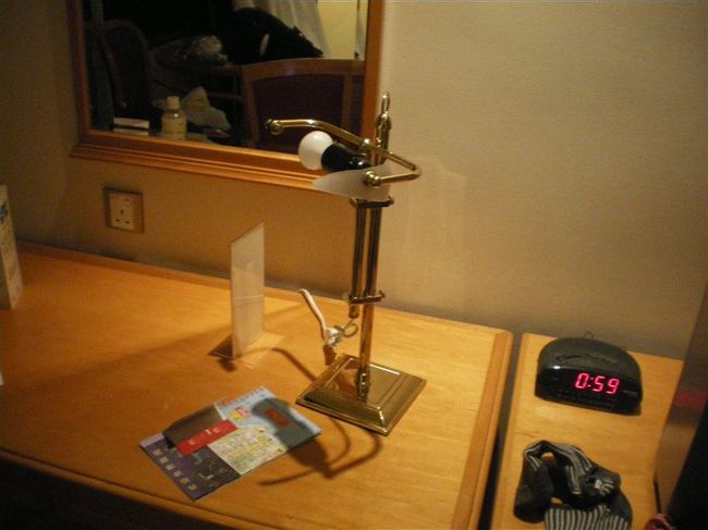 今回の旅行では大きなトラブルがいくつか発生した。<br />その一つ目。<br /><br />とあることから、部屋のスタンドグラスを床に落としてしまい、ガラスの部分が砕け散ってしまった。。<br />どうしよう、、