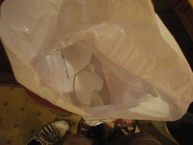 ガラスを外から見えない袋にいれ証拠隠滅をはかろうと目論んだが、さて残った裸のステンドグラスはどうしようという事になる。。<br /><br />絶対次の日ばれて、ややこしいことになると思ったのでいろいろ考えたあげく正直にフロントに壊してしまったことを伝えに言った。<br /><br />デジカメを持った人、チーフ的な人と一緒に部屋に行くように伝えられる。<br />