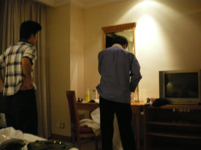 何枚か写真を撮り、再びフロントに行き、弁償してもらうと言われた。<br />めちゃくちゃビビッていたが、確か３０００円くらいで済んだ。<br />ここで１万円以上要求されたらどうしようかと思いました。。<br /><br />