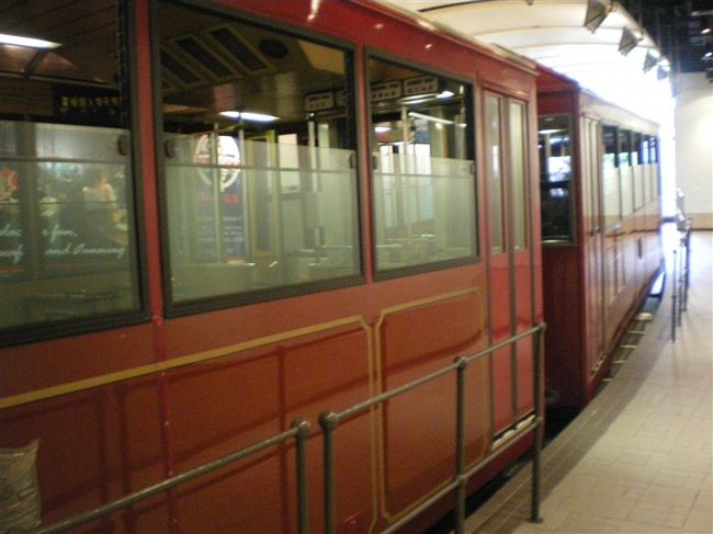 ピークトラム。スイス製。<br />１８８８年の開業以来なんと無事故らしい。<br /><br />登りはかなりの角度を上がっていくので少し怖いです。