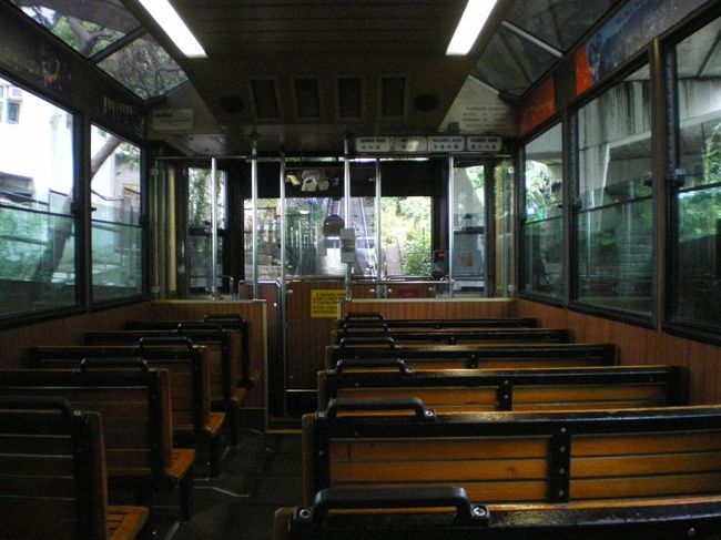 朝早いせいか、ほとんど客はいない。<br /><br />あとで判ったが、ピークタワーは１０時にならないと開かないため、目的地駅についてから、かなりの時間暇をもてあました。