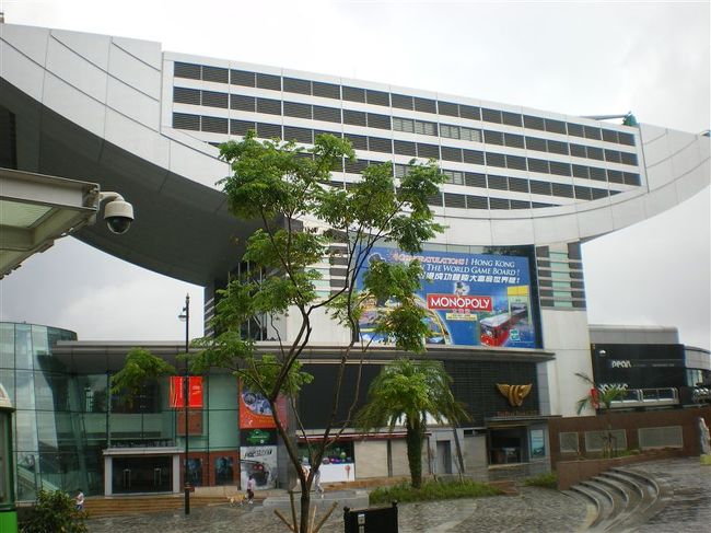 不思議な形をしたピークタワー。<br />中にはショッピングセンター、レストラン、展望台などがある。