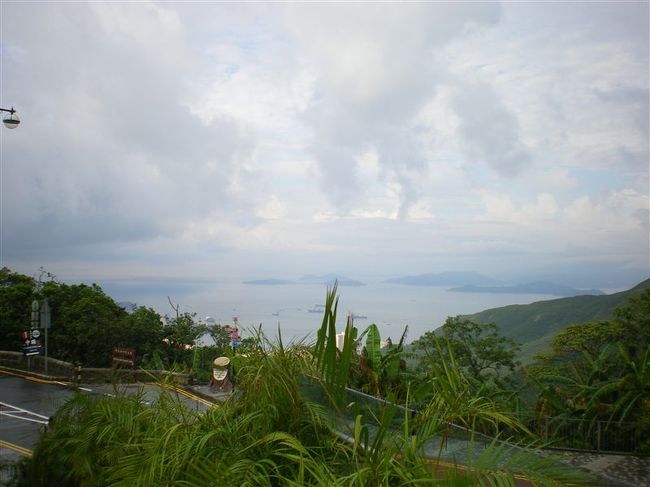 タクシーで本当の山頂へ、帰りは歩いて戻る。