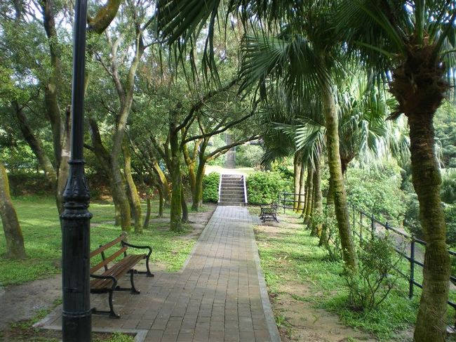 山頂からは歩いて戻ってきたが、迷路みたいでわかりにくく、たまにランニングとか犬の散歩をしている人がいるくらいなので、薄暗くなってきたら怖いかも。