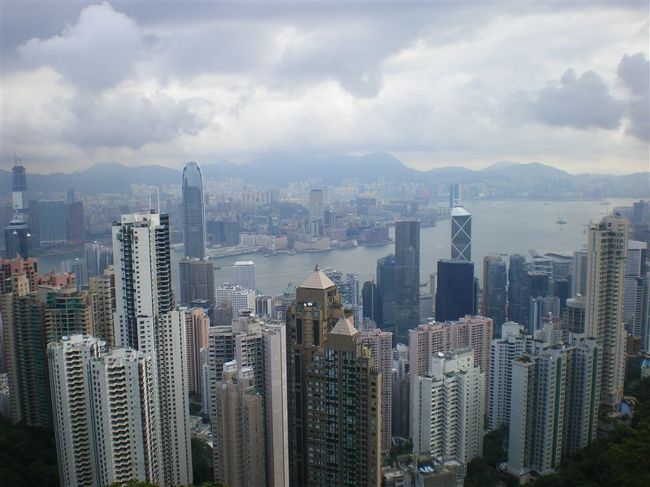 香港１００万ドルの夜景のポイント。<br /><br />しかし残念ながら今はお昼。<br />世界でも最大級の人口密度を誇るというのがよくわかる。