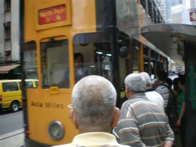 トラムで移動。<br /><br />二階建てのトラムは香港にしか存在しないらしい。<br />移動には便利。<br />全線一律２香港ドル(約３０円)