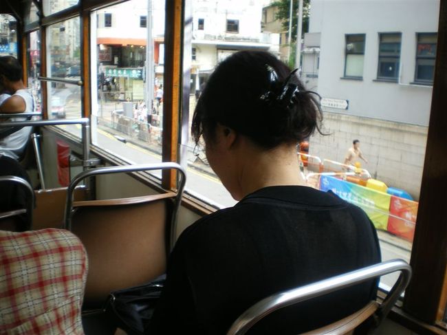 二階からの眺めはいいです。<br />雑多な香港の街並みからは時節、漢方の臭いが入り混じった異臭がしてきます。