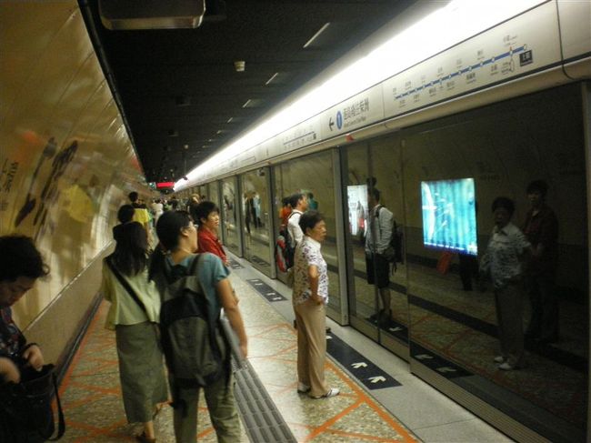 トラムを中環駅前で降りて、中環駅から尖沙咀駅まで地下鉄で向かいます。<br />とても便利です。