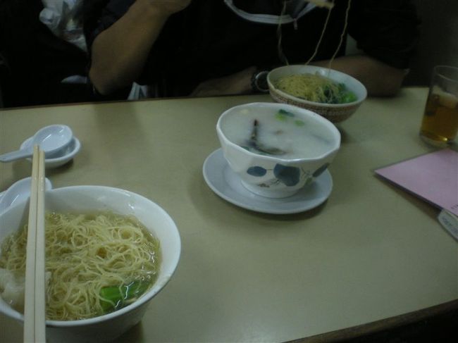 大雨の中、彌敦粥麺家で昼食をとる。<br />場所はわかりづらかったが、日本語のメニューも用意されていて、日本人も多く訪れるよう。<br /><br />あっさりしていておいしかった。麺は細くて硬く縮れている。<br />ピータンのお粥もまあまいけた。