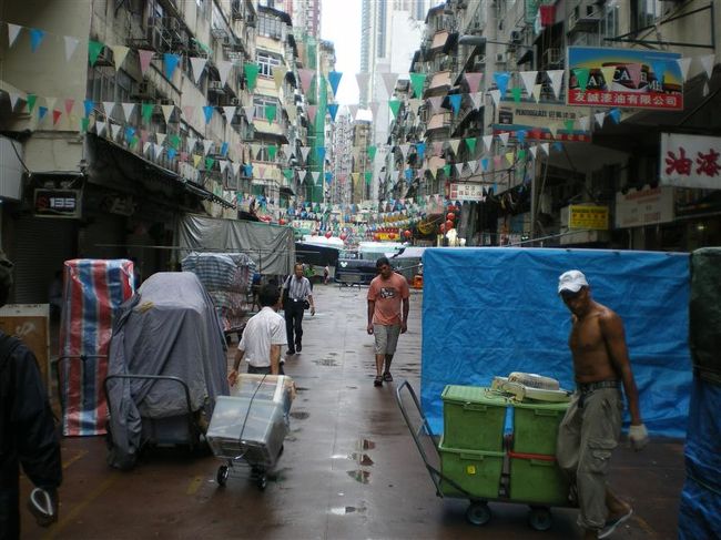 昼間の男人街。<br />まだ屋台も準備中で何もない感じ。