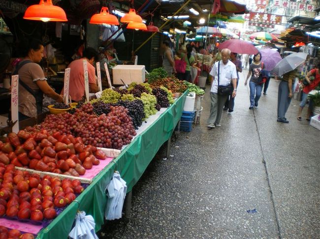 リクラメーション・ストリート。<br />南京街から油麻地街市まで、路上に市が立つ。<br />朝から夕方までの生鮮市場で野菜や果物が中心。<br />