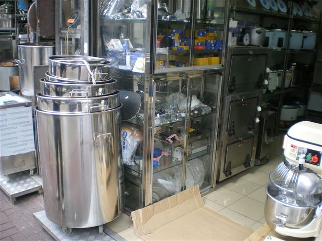 上海街。<br />仏壇、仏具を扱う店が並ぶ通りで、台所用品など生活雑貨店も多い。<br />