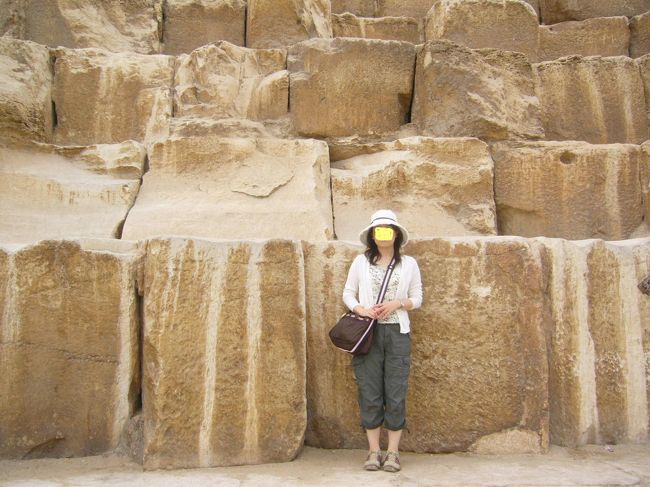 どれくらい大きいかと言えば。<br />一番下に積まれてる石がこれくらいです。<br />私の身長が161cmなので、150cmくらいあるのかなぁ。<br />