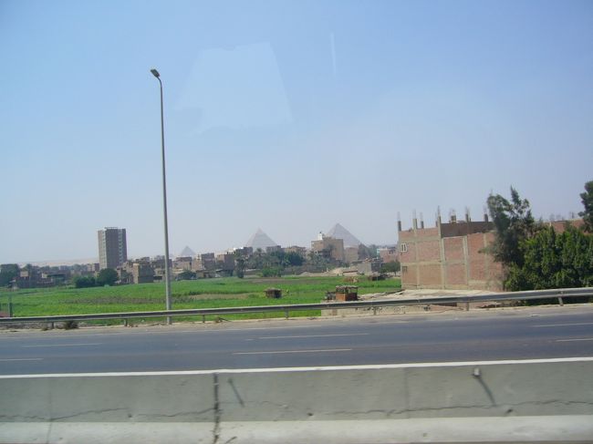 バスの中からピラミッドを撮影。<br />こんな風に結構街中に存在してます。