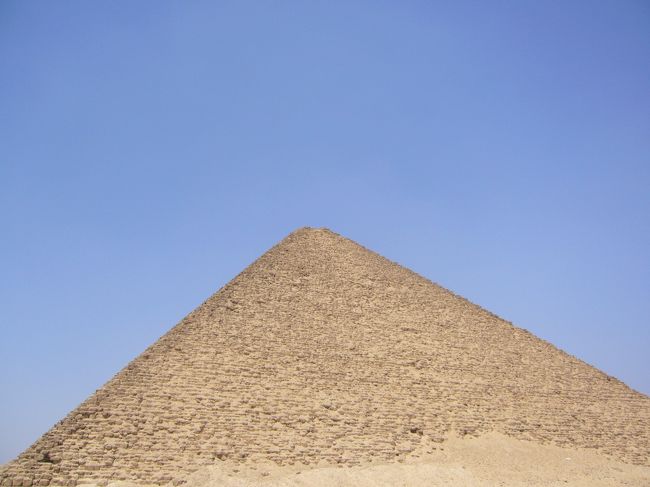 ダハシュールにある「赤のピラミッド」。