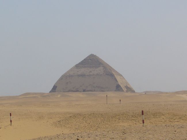 同じくダハシュール「屈折ピラミッド」。<br /><br />建設途中に地盤沈下が起こり、ピラミッドの<br />角度を変えて高さを低くし、石の量を減らして<br />重さによる崩壊を防いだそうです。