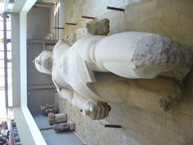 メンフィス遺跡のラムセス2世の巨像