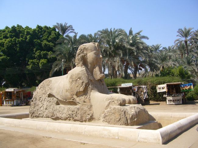 アラバスターのスフィンクス。<br />アラバスターとは大理石の一種だそうです。<br />ピラミッドエリアのものより小さいけれど、<br />顔部分が良く残っています。