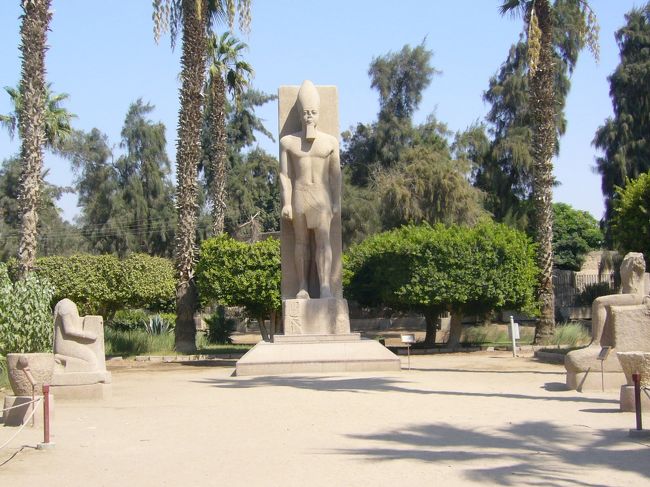 ラムセス2世の立像。<br />｢左足一歩前へ」の立ち姿、<br />結構真似しやすいです♪