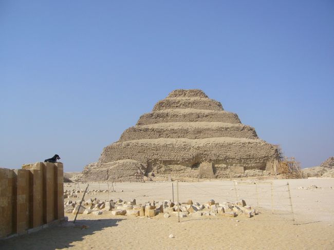 サッカラの階段ピラミッド。<br />箱の形をしたもの（＝マスタバ）を積み上げて<br />階段状に作られていて、ピラミッドの原案と<br />言われているそうです。