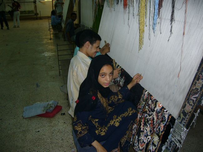 絨毯屋さんにも行きました。<br />スクールも併設されていて、子供が作っています。<br />子供の小さな手がこの細かい作業には<br />適しているとか。<br /><br />絨毯は。。。<br />高いし、狭い部屋には飾れないので<br />買いませんでした。