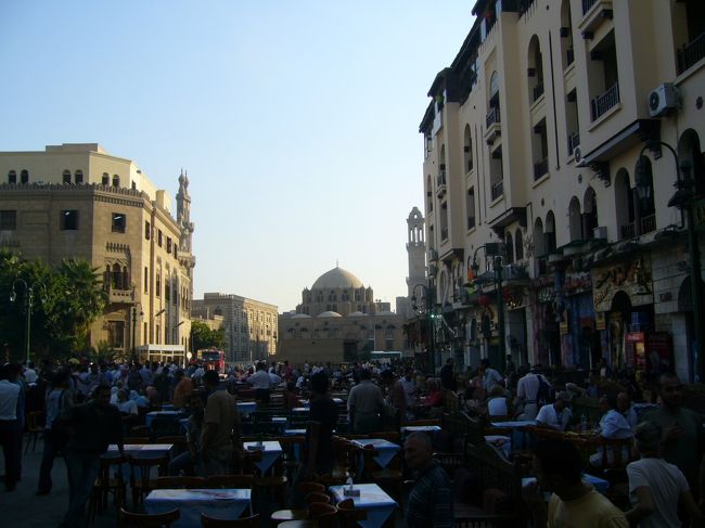 ハン・ハリーリ市場前の風景。<br /><br />ラマダンの時期に当たったので、日の出から日没まで<br />イスラム教の人達は、飲み食いをしません。<br />ちょうど日没前だったので、人でごった返して<br />いました。<br /><br />この後夜ご飯を食べて、<br />飛行機でルクソールに向かいました。<br />カイロ→ルクソール＝1時間byエジプトエアー<br /><br />