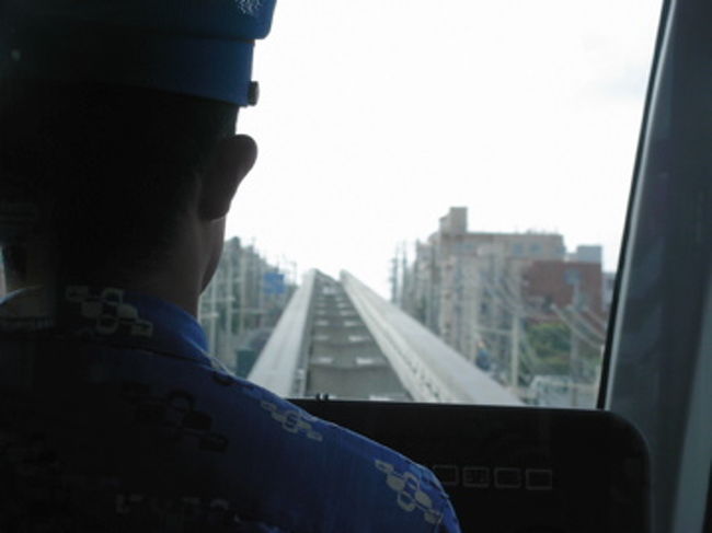 沖縄の足、ゆいレール。<br />車掌さんがアロハシャツで良い感じ。。。