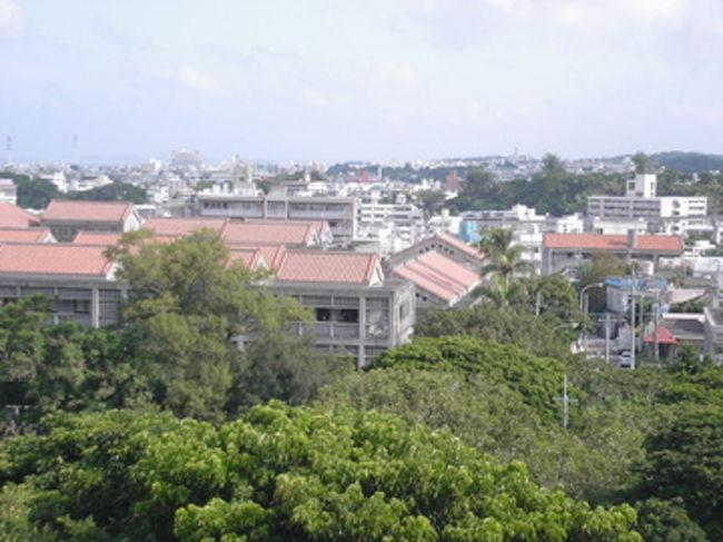 沖縄の街。<br />オレンジ色の屋根が特徴的。<br />青い空にオレンジの屋根が映えてます。