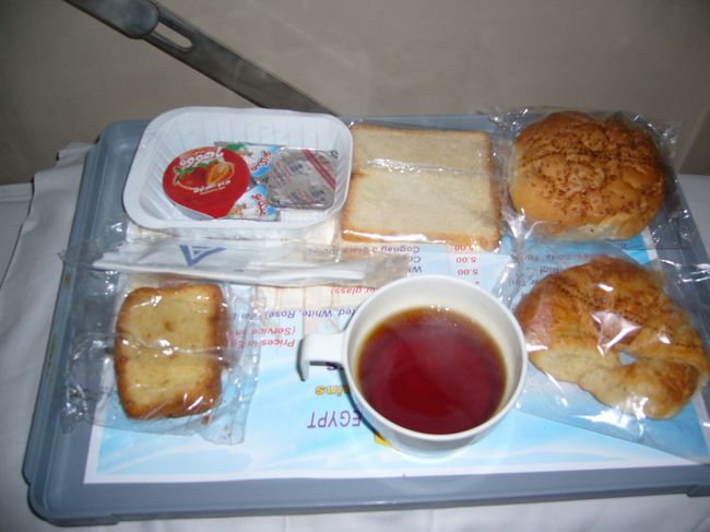 荷物を1回ギザで降ろすので、<br />朝食は4時半でした(早い…)。<br />