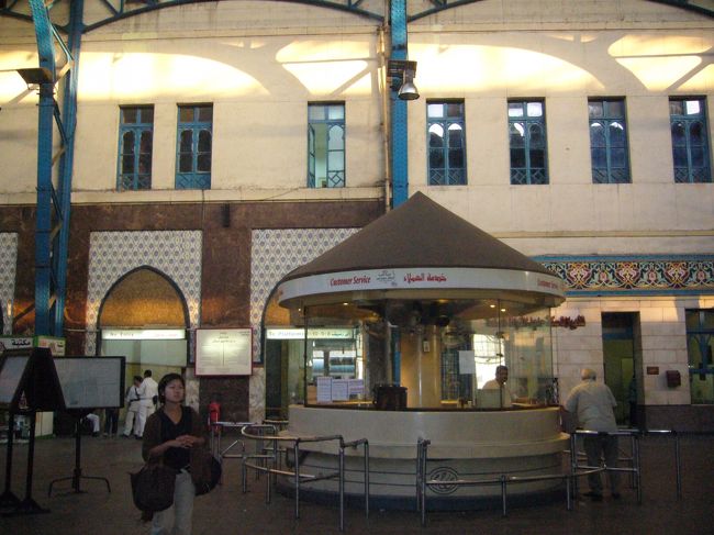 朝のカイロ駅構内です。<br />左下に偶然写ったのは今回の添乗員さん。<br />藤原紀香似の可愛い、てきぱきさんでした。<br /><br />このツアーが木曜に帰国後、次は火曜に<br />トルコ旅行の添乗だとか。<br />大変な仕事だなぁ。。。