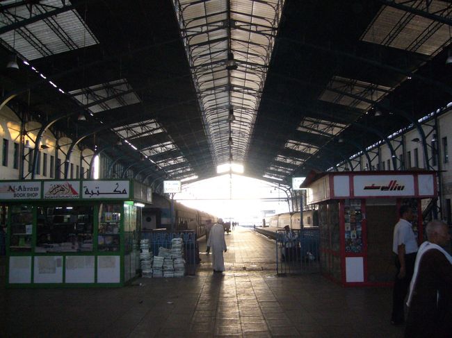 こちらもカイロ駅構内。<br />