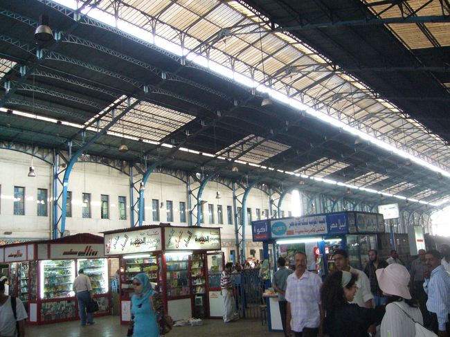 再びカイロ駅、8時半。<br />朝より活気が出てきました。