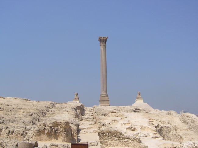 カタコンベ(キリスト教徒の共同墓地)を見学後、<br />ポンペイの柱を見学。