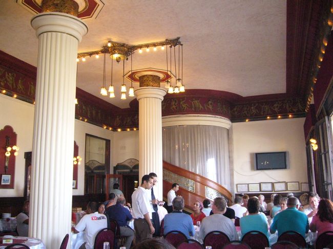 お昼を食べた地中海を臨むレストラン。<br />雰囲気もお食事も良かったのですが、<br />なにしろアレキサンドリアの滞在時間は<br />約3時間。<br />見学もランチもかなり駆け足です。