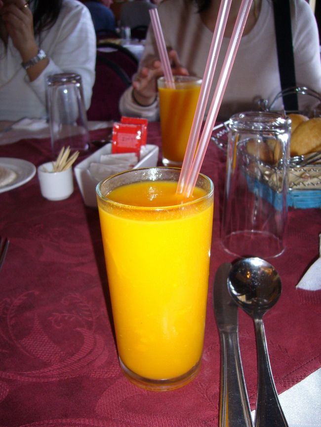 エジプト初日から感動したマンゴージュース。<br />100%なので、果肉がゴロゴロ。<br />ストローは不要です。<br />お気に入りだったので、どこへ行っても毎食<br />マンゴージュースでした。(1杯300円〜500円）<br />ここのお店のものが、添乗員さんのオススメ通り<br />一番濃厚で美味しかったです！<br /><br />日本で飲んだらいくらするだろう…。
