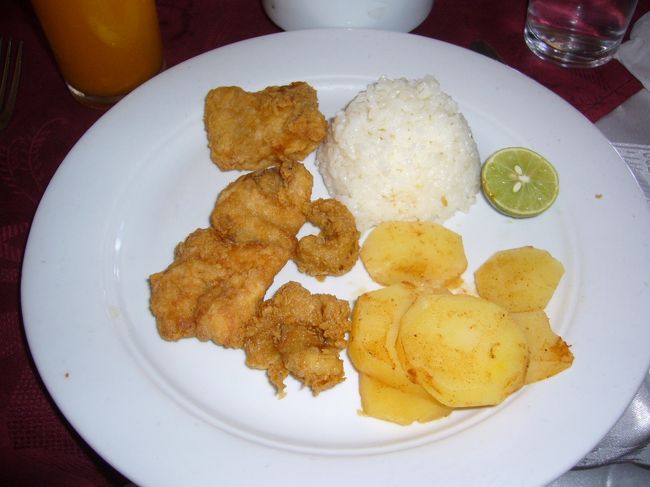 ランチは海が近いだけあって、<br />お魚イカのフライでした。