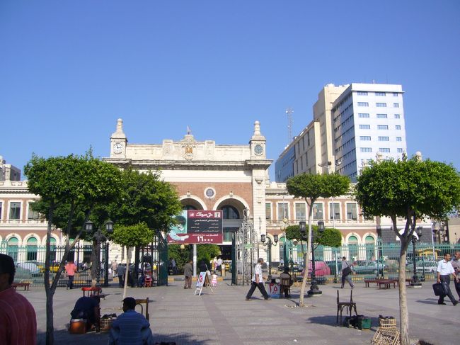 15時半の電車でアレキサンドリアからカイロへ<br />戻ります。<br />往復6時間の電車の旅で、滞在時間3時間。<br />もったいない…。<br /><br />カイロとも全然雰囲気が違うし、せっかくなら<br />1泊してみたい街でした。