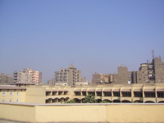 旅行最終日の朝。<br />部屋に広いテラスがついていたので、<br />そこからカイロ市内を撮ってみました。