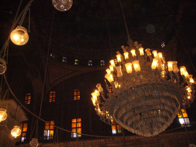 モスク内部。<br />靴を脱いで中に入り、絨毯の上に座って<br />イスラム教について説明を受けました。