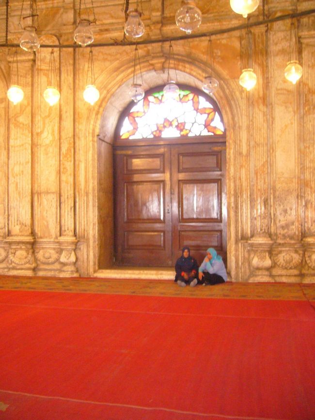 こちらも内部。<br />ドアの上のちょっとしたステンドグラスが<br />美しい！<br />