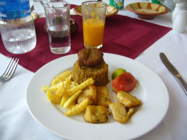 モスクの後、｢聖セルギウス教会」を見学して<br />最後のランチ。<br />この日はターメイヤ。<br />ご飯の上に乗っているのがターメイヤで、<br />そら豆のコロッケです。<br /><br />