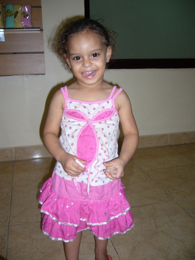 今回のツアーは充実していたけど、<br />自由時間&amp;お買い物時間が少なく、<br />お土産を買えていなかったので、最後にガイドさんの<br />計らいで、お土産屋さんに寄ってもらいました。<br />(これがなかったら、もう少しで<br />エジプト土産＝韓国キムチ、になってしまう<br />ところでした(^_^;))<br /><br />そのお店にいた、アヌート･3歳。<br />オメメぱっちり＆まつげがなが〜く、<br />お人形みたいで、とってもラブリー♪<br /><br />仲良くなりたくて、飴をあげたり必死(笑)