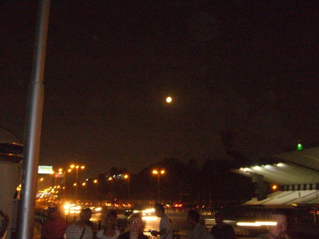 カイロの夜景も最後です。<br />満月だった月もだんだん欠けてきました。
