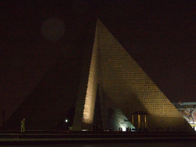 大統領が暗殺された場所に建てられた<br />モニュメントです。<br /><br />この後空港へ向かいました。<br />カイロの空港は。。。<br />お店も少ないので早く着いても少々時間を<br />もてあまし気味。<br /><br />コーヒーを飲みながら、今回はモニターツアー<br />だったので、配られたアンケートを<br />記入していました。