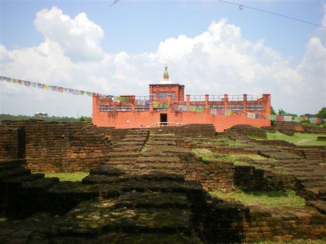 宿を確保してルンビニの中心、聖園地区を見学。写真は聖園地区にあるマーヤー聖堂。<br />中には遺跡があるが、遺跡の中央に、ブッダ誕生の場所を示すマークストーンがある。<br /><br />