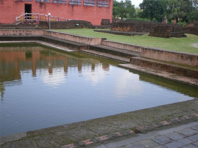 プスカリニ池。<br />ブッダの生母、マーヤーが出産前に沐浴し、太子の産湯にも使われたといわれているが、現在の池の堤は１９３９年と記されたレンガで造られているという。。<br /><br />