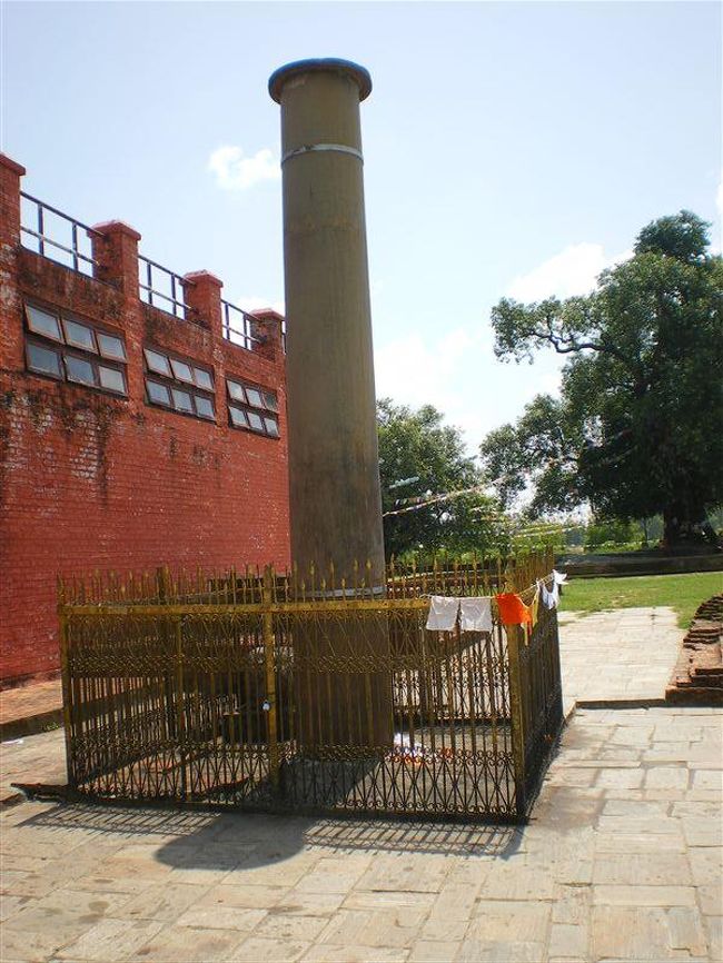 アショーカ王の石柱。<br />石柱には、ここがブッダの誕生された地であることと、租税を免除することが書かれている。<br />これによって、釈迦が伝説上の存在ではなく、歴史上実在したことが認められたという。<br />