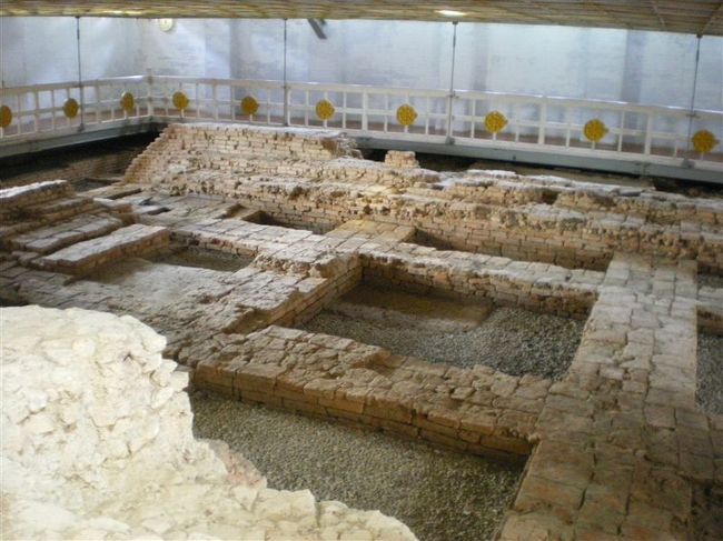 マーヤー聖堂内部の遺跡。自分らが見学していた時は他に誰もいなかったが、帰り際はネパール人だと思われる団体客で混みこみだった。